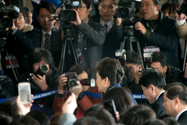 ▲ 지난 3월 21일 서울중앙지검 청사에 들어서는 박근혜 전 대통령. 우리는 권력형 범죄 피의자가 밤새 조사받는 모습에서 약간의 응분을 풀기도 한다. 하지만, 기본적으로 밤샘조사를 통한 인권침해는 일어나서는 안 된다. ⓒ사진공동취재단
