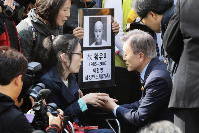 ▲ 문재인 대통령은 후보 시절인 지난 4월 13일 세월호 참사 유가족, 가습기 살균제 피해자, 삼성전자 직업병 피해자 등을 만나 직접 위로하고, 각 문제들을 "정부가 챙기겠다"고 약속했다. ⓒ프레시안(최형락)