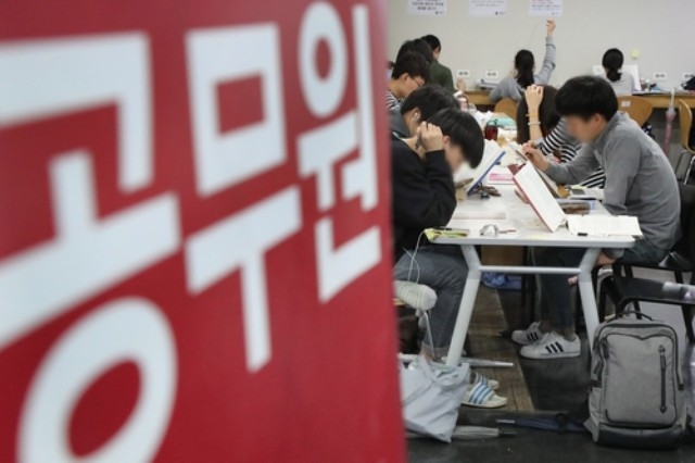▲ 일명 '공시족(공무원 시험을 준비하는 사람들)'이 해마다 늘고 있다. ⓒ연합뉴스