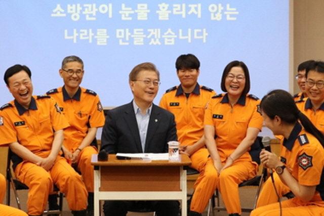 ▲ 문재인 대통령이 7일 서울 용산소방서에서 소방관들의 처우 개선을 약속하고 일자리 추경의 필요성을 강조했다. ⓒ연합뉴스