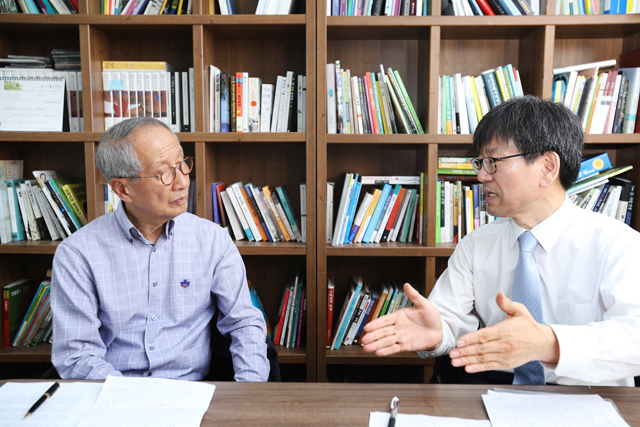 ▲ 박명림 연세대 교수와 윤여준 전 환경부장관이 지난 8일 문재인 정부의 출범 후 1달 평가와 나아갈 방향을 주제로 대담을 하는 모습. 두 사람은 모두 '촛불의 절대화'를 경계했다. ⓒ프레시안(최형락)