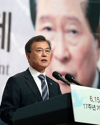 ▲ 지난 15일 서울 여의도 63빌딩에서 열린 6.15 남북정상선언 17주년 기념식에 참석해 기념사를 발표하고 있는 문재인 대통령 ⓒ청와대