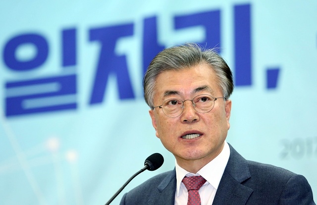 ▲ 문재인 대통령은 노동 시간 단축을 통한 일자리 늘리기를 주장하고 있다. ⓒ더불어민주당
