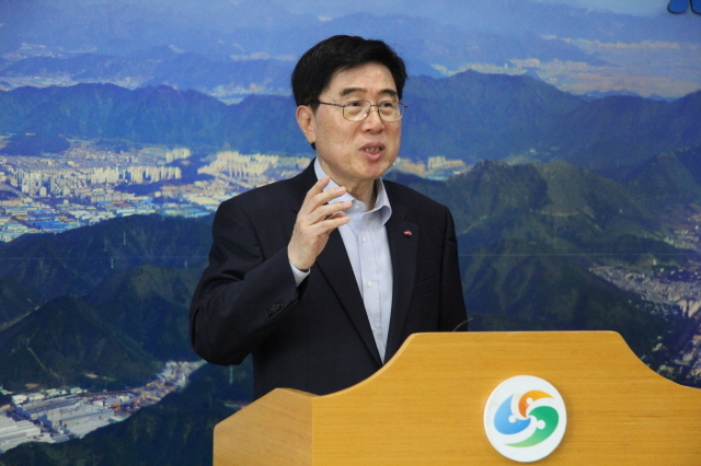 ▲박철 전 한국외국어대학교 총장이 지난 29일 창원시청 프레스센터에서 기자회견을 갖고 세스페데스 신부와 관련된 논란에 대해 왜군 종군신부라는 주장은 역사적 왜곡이라고 설명하고 있다.ⓒ김병찬 기자