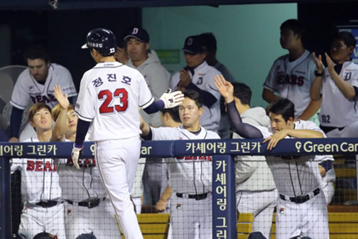 ▲두산 김승영 사장이 사임한다. 사진은 지난 달 15일 서울 잠실경기장에서 열린 두산과 LG 트윈스의 경기 중 두산 더그아웃 모습. 사진은 기사의 특정 내용과 관련 없음. ⓒ연합뉴스