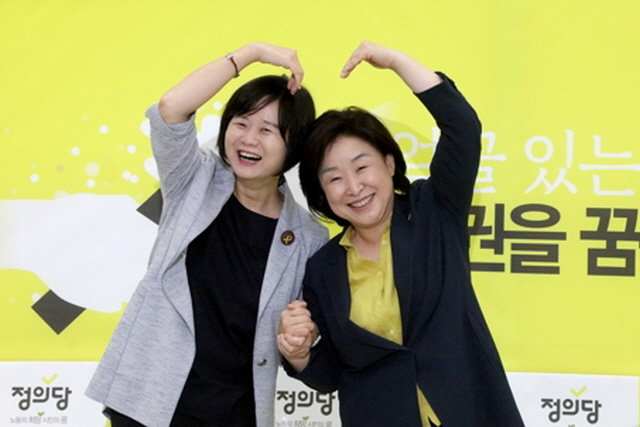 ▲13일 오전 국회에서 열린 정의당 지도부 이·취임식에서 이정미 신임 당 대표(왼쪽)와 심상정 전 대표가 포즈를 취하고 있다. ⓒ연합뉴스