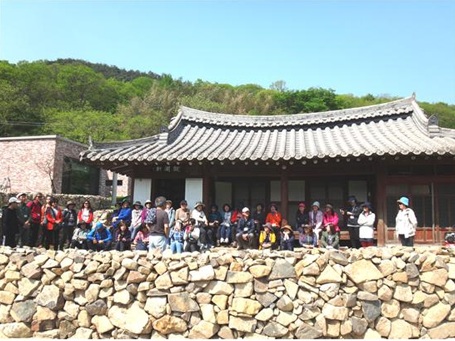 ▲교장선생님 생가에서 ⓒ섬진강학교