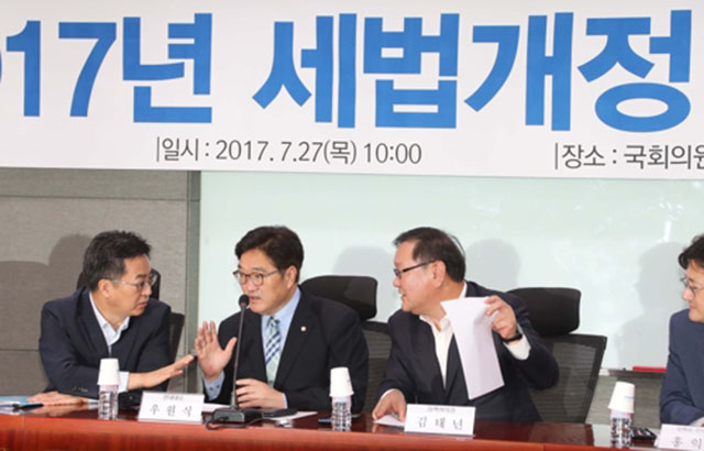 ▲김동연 경제부총리(왼쪽부터)와 더불어민주당 우원식 원내대표, 김태년 정책위의장이 27일 오전 국회 의원회관에서 열린 2017년 세법개정 당정협의에서 대화하고 있다. ⓒ연합뉴스