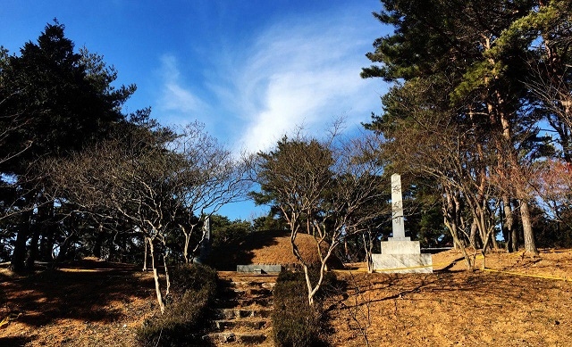 <사진3> 왕인박사 유적지 맞은편에는 지와목 사건으로 목숨을 잃은 이들을 위한 순절비와 좌-우익 모두에게 피해를 당한 이들을 위한 '용서와 화해의 위령탑'이 함께 세워져 있다.ⓒ정찬대