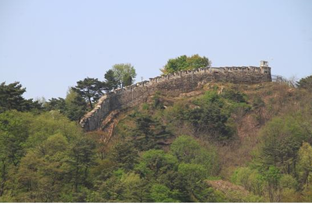 ▲성북동천과 나란히 이어지는 북쪽 한양도성ⓒ서울학교