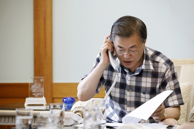 ▲ 도널드 트럼프 미국 대통령과 전화통화 하는 문재인 대통령. ⓒ청와대