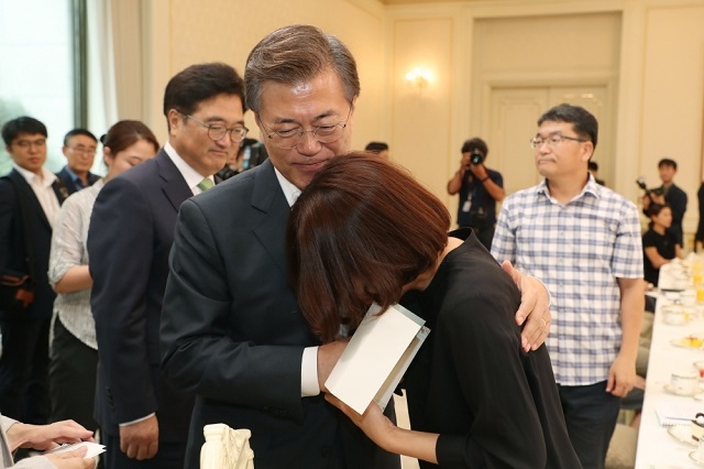 ▲ 가습기 살균제 피해자들과 가족들을 위로하는 문재인 대통령. ⓒ청와대