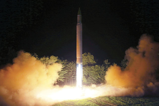 ▲ 지난 7월 28일 밤 북한이 발사한 대륙간 탄도 미사일(ICBM)인 '화성-14'형 ⓒAP=연합뉴스