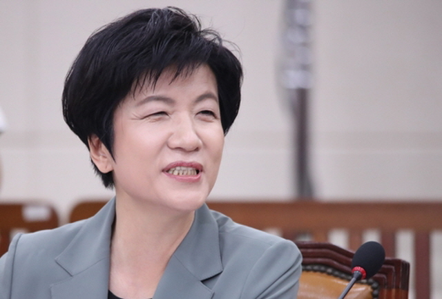 ▲ 김영주 고용노동부 장관 후보자가 11일 국회에서 열린 인사청문회에서 주 52시간 노동제, 최저임금 인상, 공공부문 비정규직 정규직화 등을 약속했다. ⓒ연합뉴스