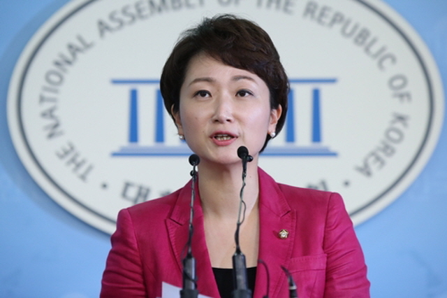 ▲이언주 국민의당 원내수석부대표가 11일 오후 국회 기자회견장에서 당 대표 출마선언을 하고 있다. ⓒ연합뉴스
