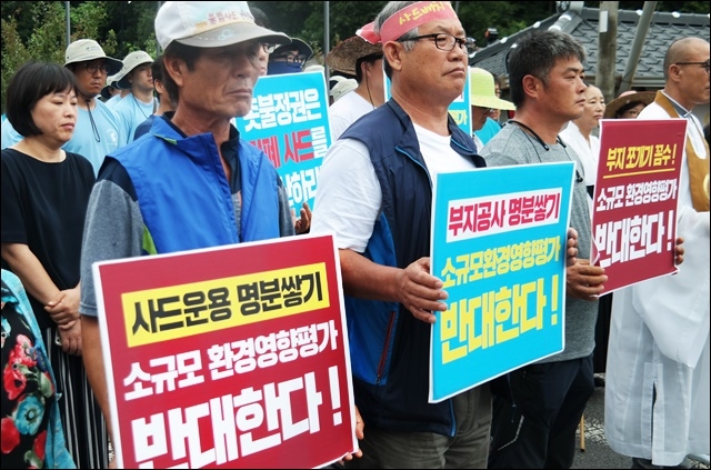 ▲ (왼쪽부터)이석주 성주 초전면 소성리 이장, 박태정 김천 농소면 노곡리 이장(2017.8.9.소성리 마을회관 앞) ⓒ평화뉴스(김지연)
