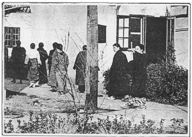 ▲중국 상해로 끌려온 처녀들이 성병검진여부를 검사를 받기위해 검사장으로 들어가고 있다. 한복을 입은 여인도 보인다.