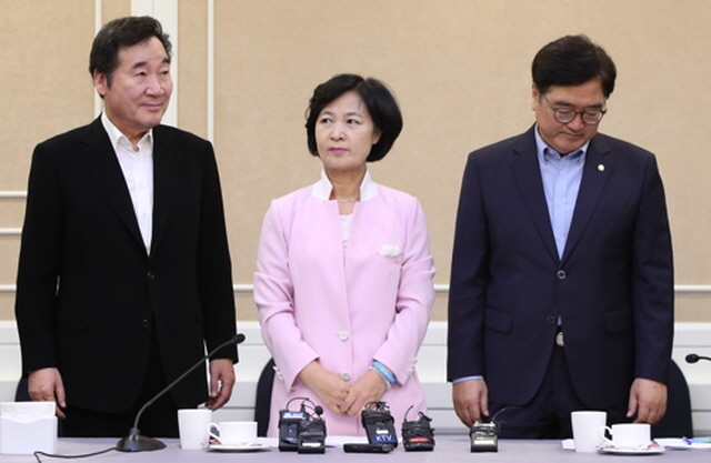 ▲ 왼쪽부터 이낙연 국무총리, 더불어민주당 추미애 대표, 우원식 원내대표가 16일 국회에서 열린 고위 당정청 회의에 참석했다. ⓒ연합뉴스