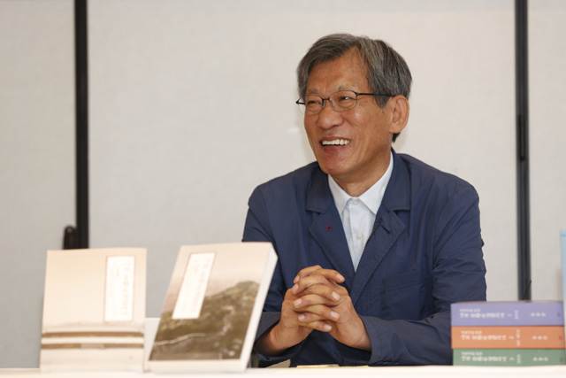 ▲16일 서울 중구 컨퍼런스 하우스 달개비에서 열린 '답사기' 9, 10권 출간 기념 기자간담회에 참석한 유홍준 명지대 석좌교수. ⓒ창비 제공