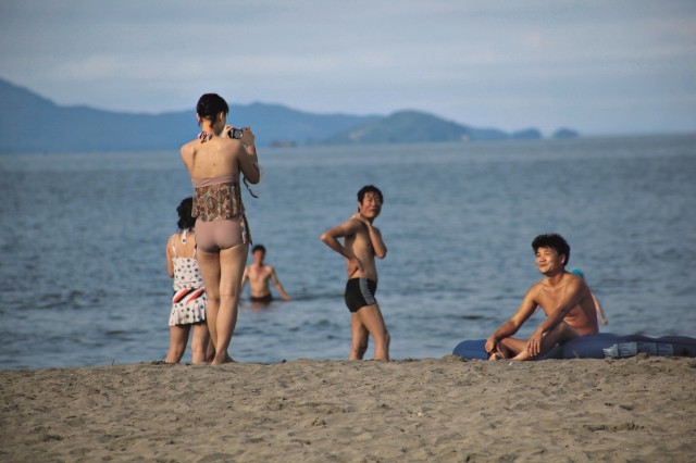 ▲ 해안 가까이 사는 사람이라면 원산항과 같은 해변에서 여유로운 시간을 보내기도 한다. 바다에 갈 수 없는 주민들은 지방의 강과 개울을 찾는다. 하지만 국내 여행을 하려면 곳곳의 검문 초소를 거쳐야 하고, 증빙 서류 없이 통과하려면 뇌물을 줘야 한다. ⓒ비아북