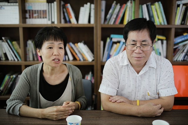 ▲ 단원고 2학년 2반 이혜경 양의 어머니 유인애 씨와 아버지 이중섭 씨. 유 씨는 혜경이에 대한 그리움을 담은 시집 <너에게 그리움을 보낸다>(굿플러스북 펴냄)를 냈다. ⓒ프레시안(최형락)