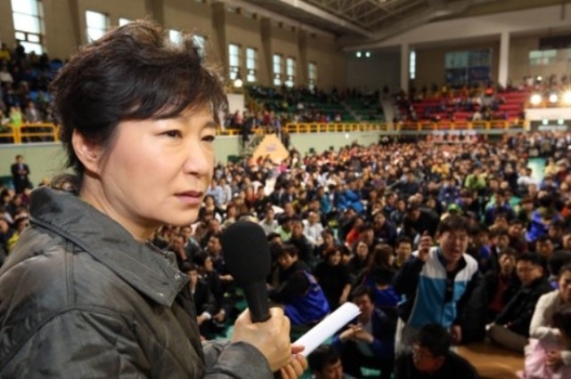 ▲ 세월호 참사 다음 날, 박근혜 대통령은 진도체육관을 찾았다. ⓒ연합뉴스