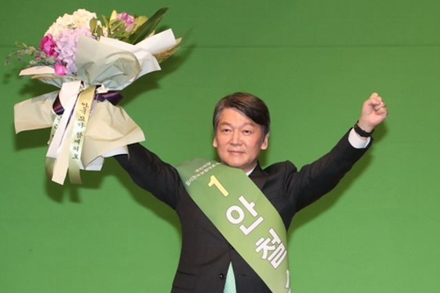 ▲안철수 신임 국민의당 대표가 8.27 전당대회 승리 직후 꽃다발을 들고 지지자들의 환호에 답하고 있다. ⓒ연합뉴스