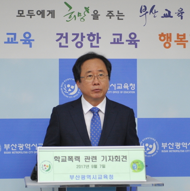 ▲ 7일 오전 11시 시 교육청 기자실에서 '여중생 폭행사건'과 관련해 기자회견을 하는 김석준 교육감. ⓒ프레시안(박호경)