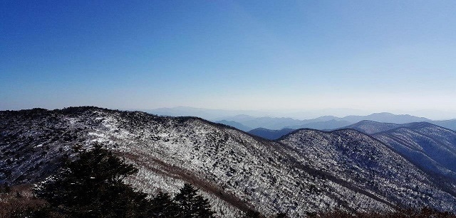 <사진2> 김보순씨는 한반도의 등허리인 태백산맥을 끼고 함경도까지 거슬러 올라갔다. 이후 다시 남하한 그는 강원도에서 인민군으로 편제가 바뀌어 본격적인 전투에 참여했다. 사진은 태백산에사 바라본 능선의 모습. ⓒ임영태(반헌법행위자열전편찬위원회)