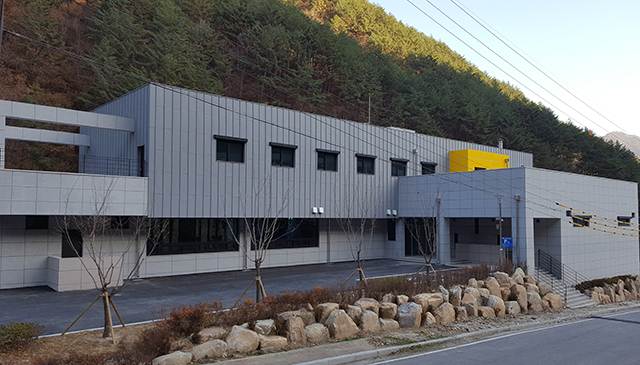 ▲영월군이 34억 원을 들여 상동숯가마 옆에 설치한 치유센터는 1년째 방치되고 있다. ⓒ프레시안