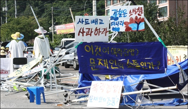 ▲ 사드 추가 배치 과정에서 경찰 진압에 부서진 소성리 천막 잔해(2017.9.8) ⓒ평화뉴스(김영화)