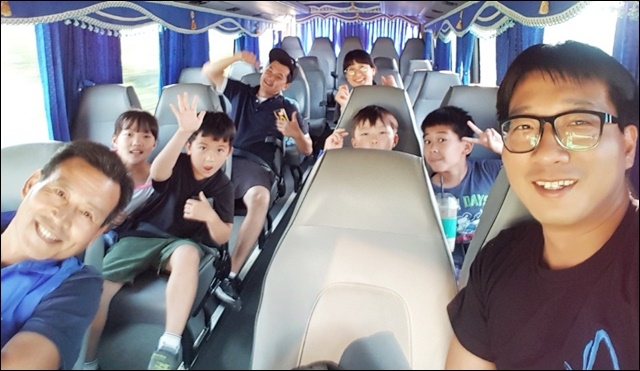 ▲ 지난 12일 버스를 타고 안동으로 가고 있는 주민들. ⓒ파란나비 원정대