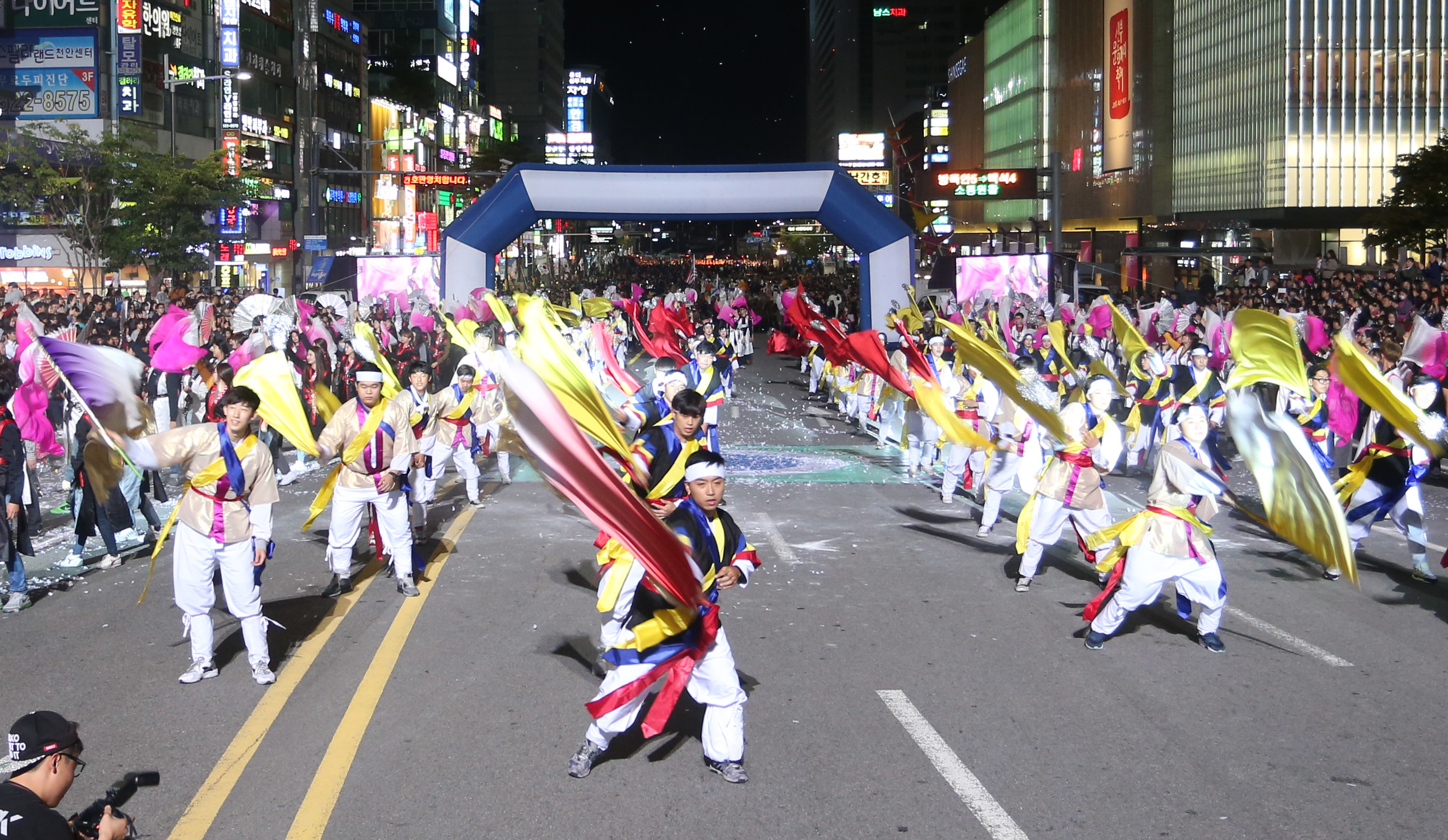 흥타령춤축제 지난해 거리퍼레이드 모습(천안시 제공)