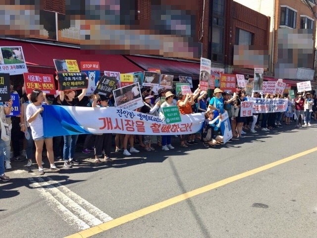 ▲ 동물유관단체협의회와 동물보호시민단체 카라, 동물자유연대 등은 지난 8월 26일 오후 2시 부산 북구 구포시장 앞에서 '동물학대자 강력처벌 및 구포 개시장 철폐'를 촉구하는 대규모 집회를 열었다. ⓒ프레시안(홍민지)