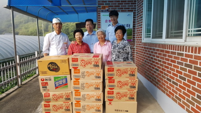 ▲주암휴게소가 추석을 맞이해 주암면 운룡마을 경로당을 찾아 쌀과 라면 등 생활용품을 전달했다 ⓒ주암휴게소