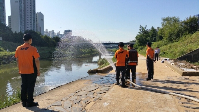 ▲광주시는 14일 오전 6시40분경 광산구 하남교 하류 약 100m 지점인 풍영정천으로 유입되는 월곡 6배수문에서 거품이 발생한다는 민원을 접수하고 곧바로 출동해 큰 피해없이 초동조치 했다.