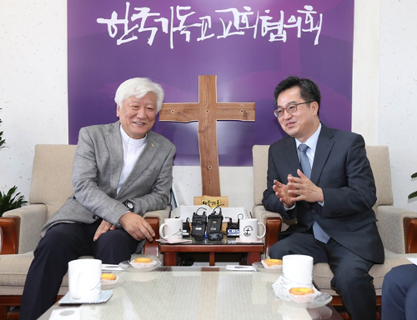 ▲15일 오전 서울 종로구 한국기독교회관에서 김동연 경제부총리 겸 기획재정부 장관과 한국기독교교회협의회 총무 김영주 목사가 교인 과세(소득세법 개정안)과 관련한 문제를 얘기하고 있다. ⓒ연합뉴스