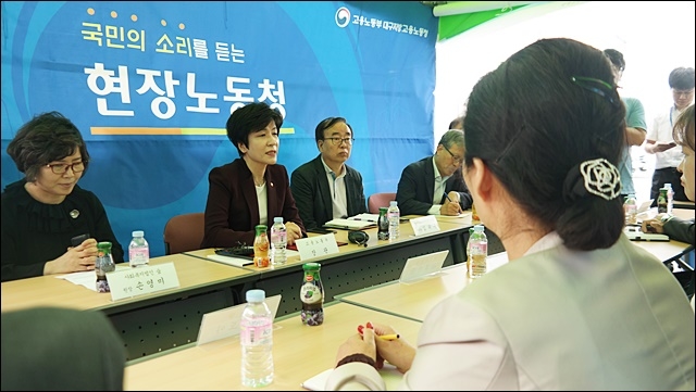▲ 김영주 고용노동부 장관이 지역 소상공인들과 만나 고충을 듣고 있다(2017.9.15.동대구역) ⓒ평화뉴스(김지연)
