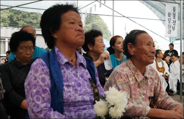 ▲ 도금연 할머니가 국화를 들고 고인을 기리고 있다(2017.9.23.성주 초전면 소성리) ⓒ평화뉴스(김지연)