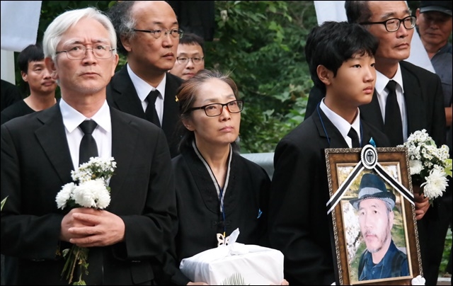 ▲ 故조영삼씨의 부인 엄계희씨와 아들 조한얼씨가 성주 롯데골프장 쪽을 망연자실하게 보고있다(2017.9.23.성주 초전면 소성리) ⓒ평화뉴스(김지연)