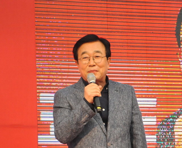 ▲ 지난 8월 27일 오후 부산 해운대 구남로 '문화의 광장'에서 열린 토크콘서트에 참여한 자유한국당 홍준표 대표와 서병수 부산시장. ⓒ프레시안(박호경)