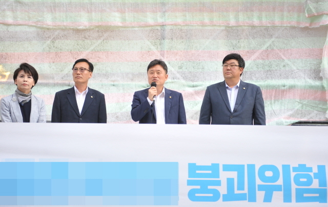 ▲ 25일 오후 부산 사하구의 한 9층 오피스텔 앞에서 기자회견을 가진 더불어민주당 최인호 국회의원. ⓒ프레시안(박호경)