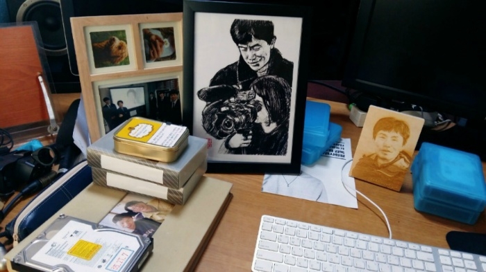 ▲ 다큐인 사무실의 박종필 감독 책상. 그를 기억하게 해주는 물건들