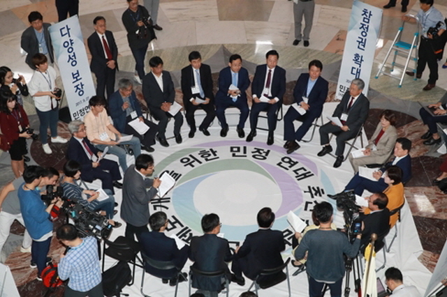▲27일 국회 로텐더홀에서 열린 '선거제도 개혁 위한 민정연대 추진 간담회'에서 참석자들이 발언하고 있다. 간담회가 열린 로텐더홀은 문재인 대통령 취임식이 열렸던 장소이기도 하다. 이날은 연단을 설치하지 않고, 참석자들이 원형으로 둘러앉는 방식으로 좌석을 배치했다. ⓒ연합뉴스