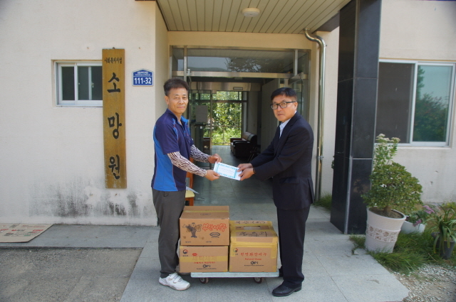 ▲ 부산교도소가 지난 26일 창원시 북면에 있는 한 중증장애인 생활시설인 소망원을 방문해 위문금과 위문품을 전달하는 모습. ⓒ부산교도소