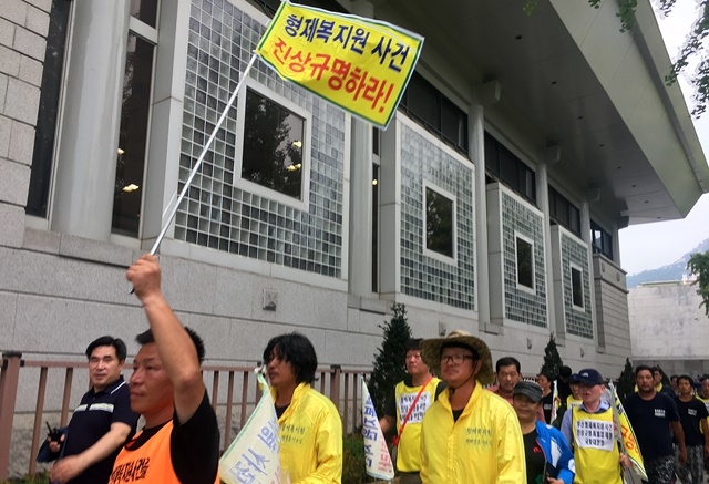 ▲ 경찰이 길을 터줘 청와대가 보이는 분수대 앞으로 이동하는 피해생존자들.ⓒ프레시안(전홍기혜)