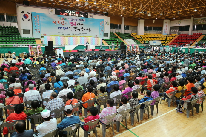 ▲대한노인회 나주시지회는 지난 28일 나주실내체육관에서 3,000여 지역 어르신과 함께 제 21회 노인의 날 기념 ‘어르신 한마당 행사’를 성황리에 개최했다.