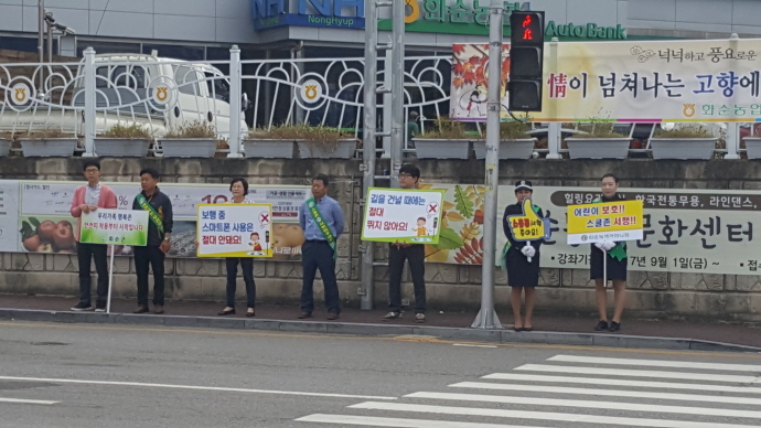 ▲화순군은 28일 중앙병원 사거리에서 화순경찰서, 화순교육청, 녹색어머니회 등 40여명이 참여한 가운데 ‘추석맞이 교통사고 줄이기 캠페인’을 실시했다.
