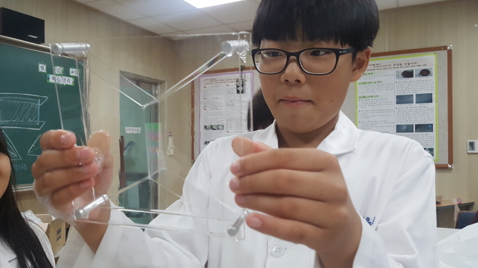 ▲고흥영재교육원은 28일 Wee센터 강당에서 초‧중등 자연영재 학생과 학부모, 지역민, 지도강사 110여명이 참석한 가운데 '고흥영재교육원 재능계발 성과나눔 축제'를 개최했다.