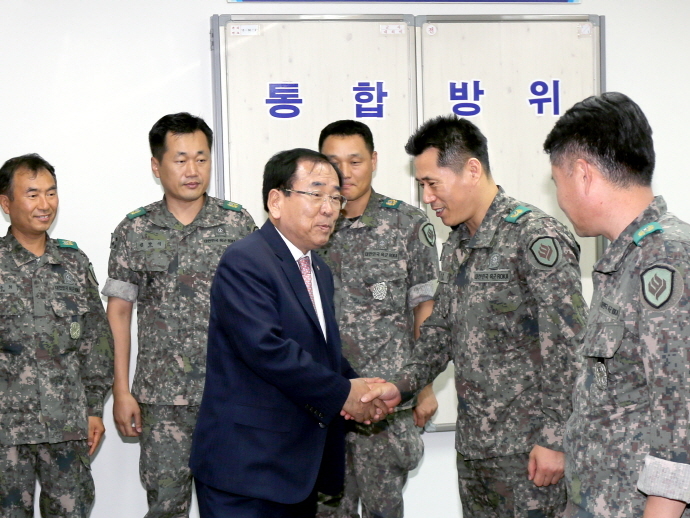 ▲영광군 통합방위협의회 의장은 지난 28일 추석을 앞두고 관내 군부대, 경찰서 등을 방문하여 군·경 대원들을 위문했다.